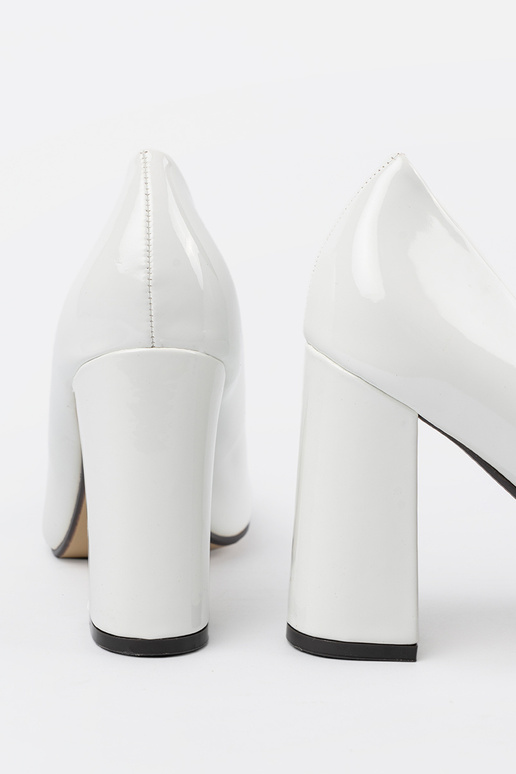 Weiße lackierte High Heels