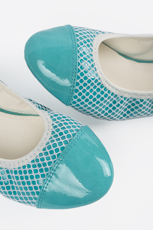 Ballerines bleues avec un filet blanc
