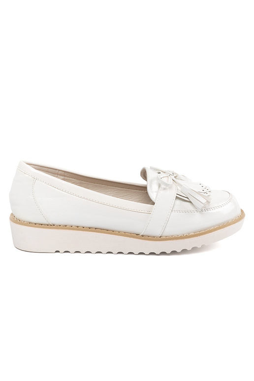 Weiße lackierte Mokassins mit Schleife