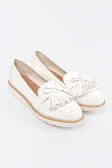 Witte lak mocassins met strik 2