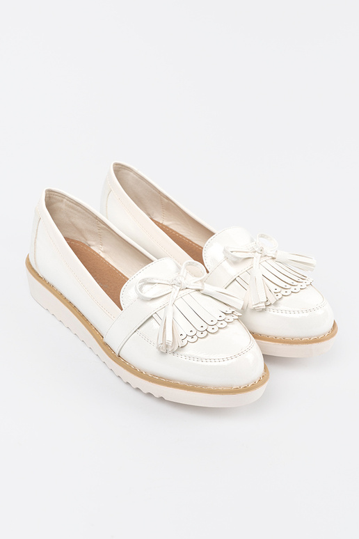Witte lak mocassins met strik