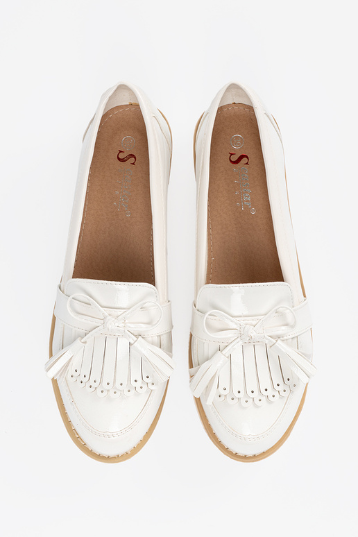 Witte lak mocassins met strik