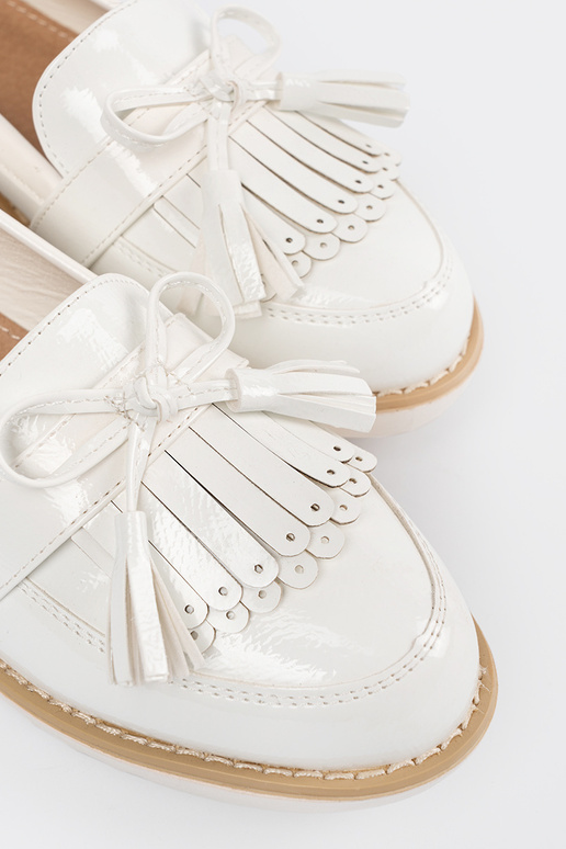 Witte lak mocassins met strik
