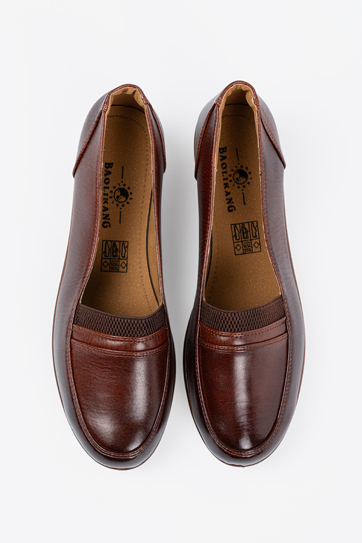 Schuhe auf niedrigem Plateau