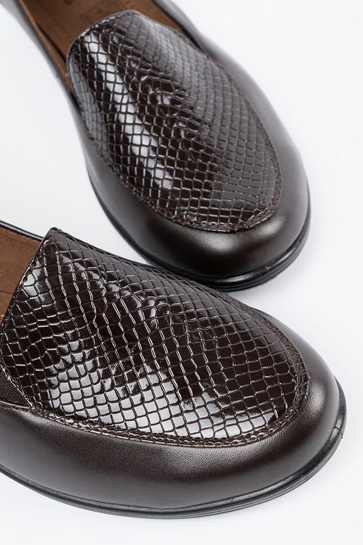 Braune Halbschuhe auf Plateau