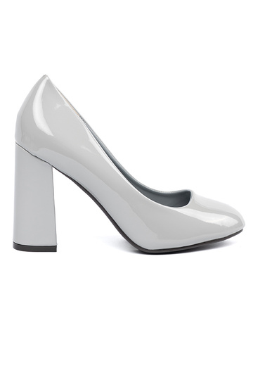 Graue lackierte High Heels