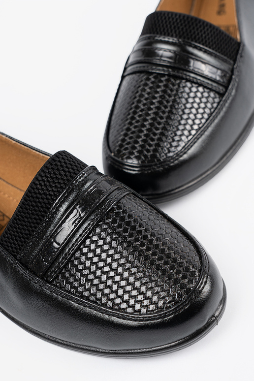 Zwarte instappers op een plateau