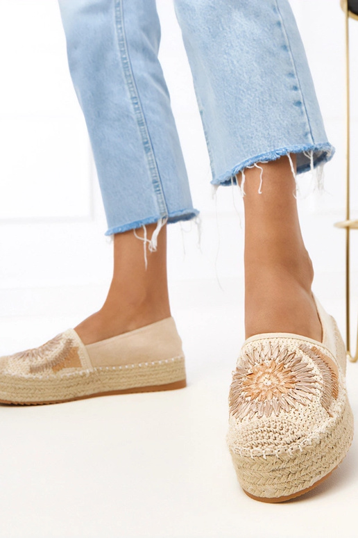 Roze schoenen op een hak met sluiting...