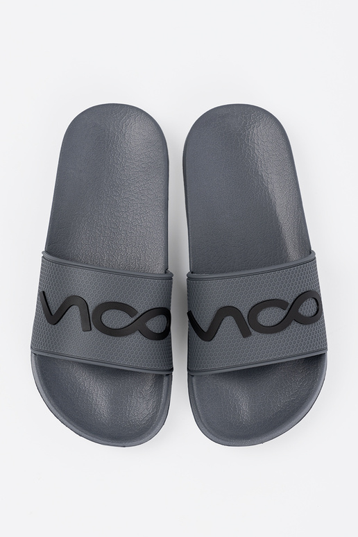 grijs slippers met de inscriptie