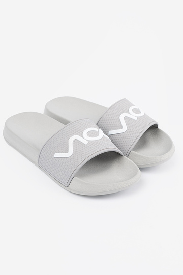 grijs slippers met de inscriptie