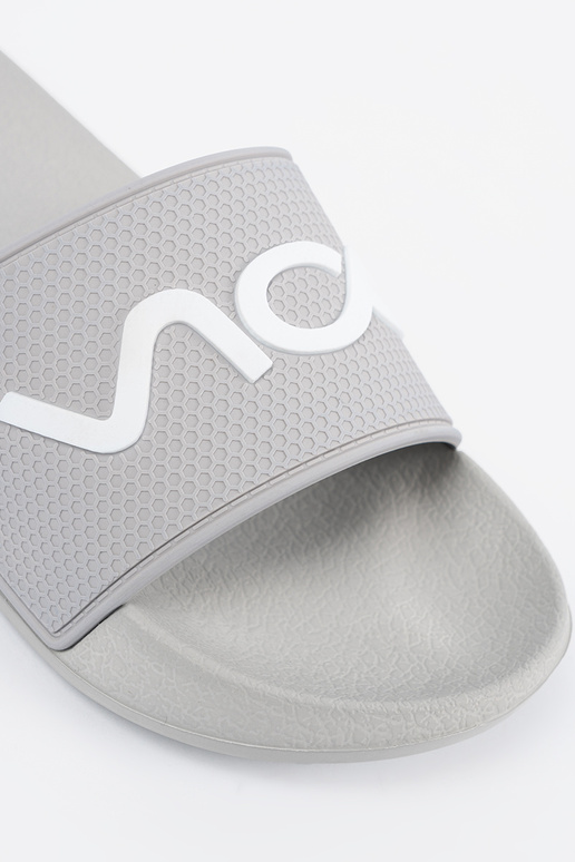 couleur grise Chaussons avec une note