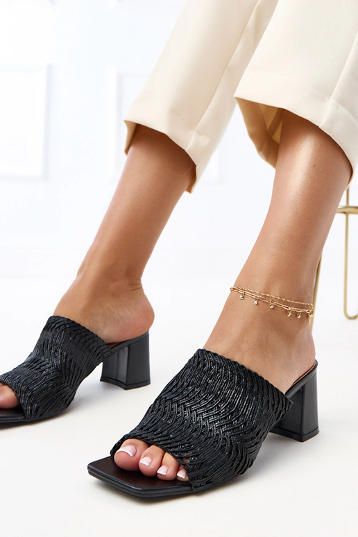 Schwarze Hausschuhe mit Absatz und... Schwarze Hausschuhe mit Absatz und...