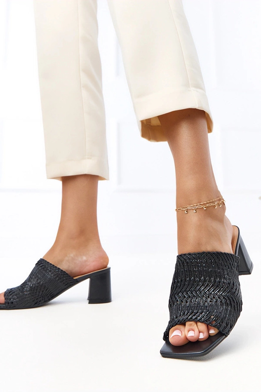 Chaussons noirs à talon avec des... Chaussons noirs à talon avec des...