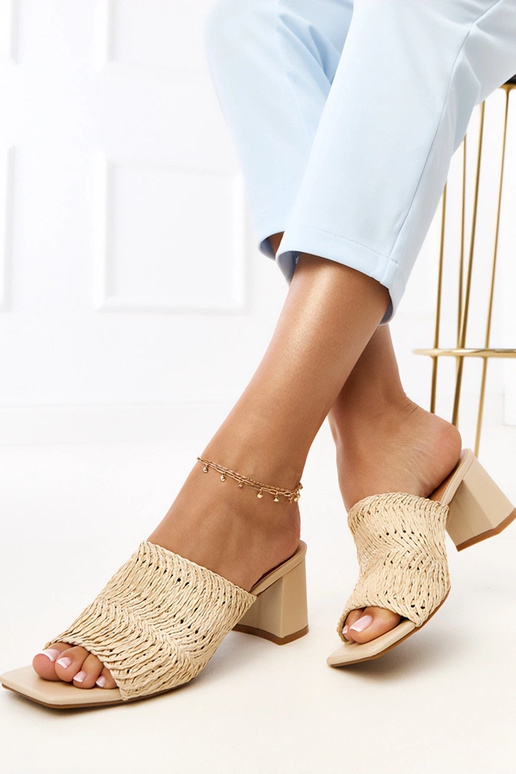 Chaussons couleur sable à talon avec... Chaussons couleur sable à talon avec...