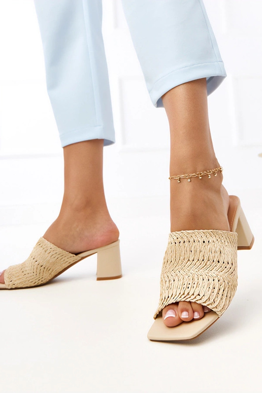 Zandkleurige slippers op hak met... Zandkleurige slippers op hak met...