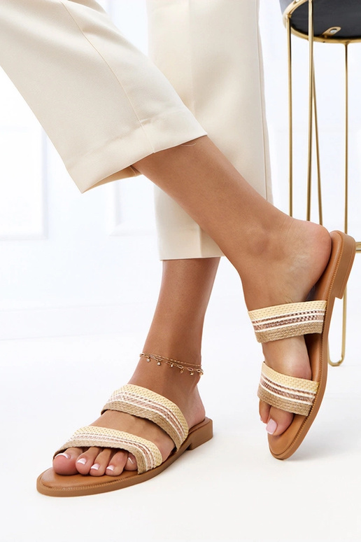 Zandkleurige dames slippers met... Zandkleurige dames slippers met...