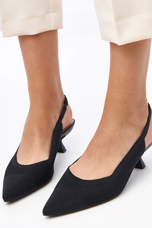 Schwarze Stoffschuhe mit niedrigem... Schwarze Stoffschuhe mit niedrigem...