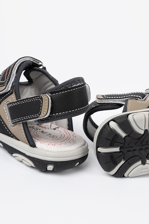 schZuarze Farbe Sandalen jungenhaft