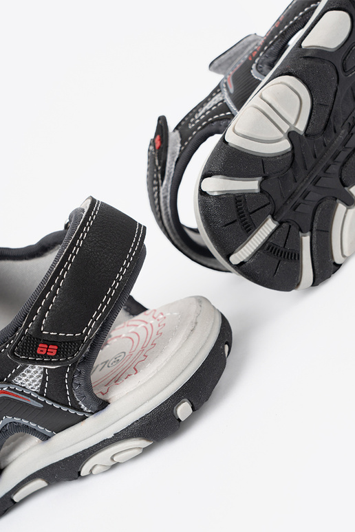 couleur noire de garçon des sandales