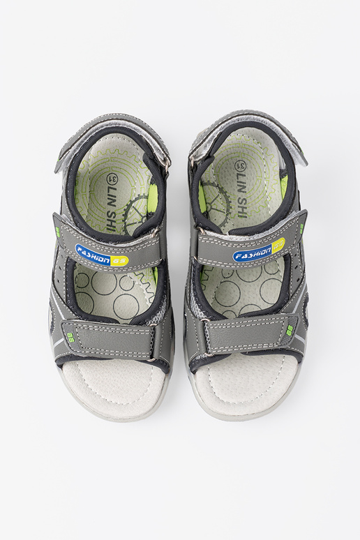 couleur grise des sandales de garçon