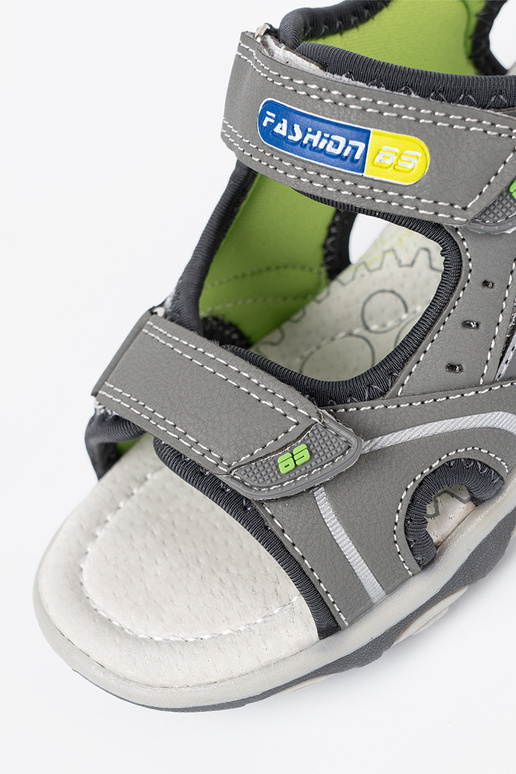 couleur grise des sandales de garçon