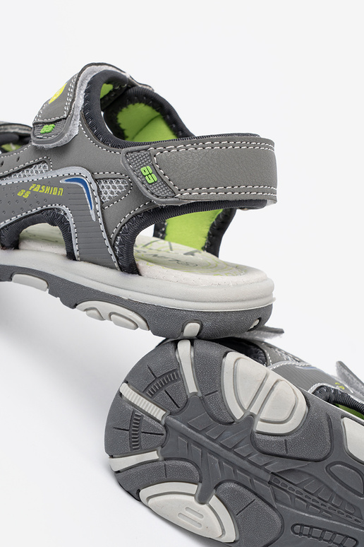 couleur grise des sandales de garçon