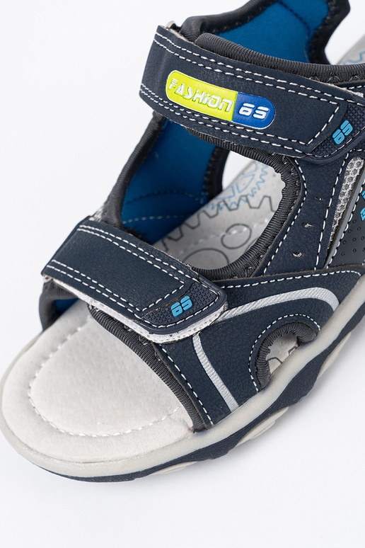 couleur grise des sandales de garçon