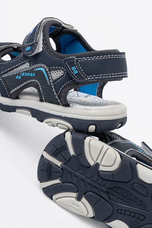 couleur grise des sandales de garçon