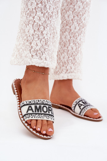Dames slippers met brede hakken en Amore decoratie in wit Avelina