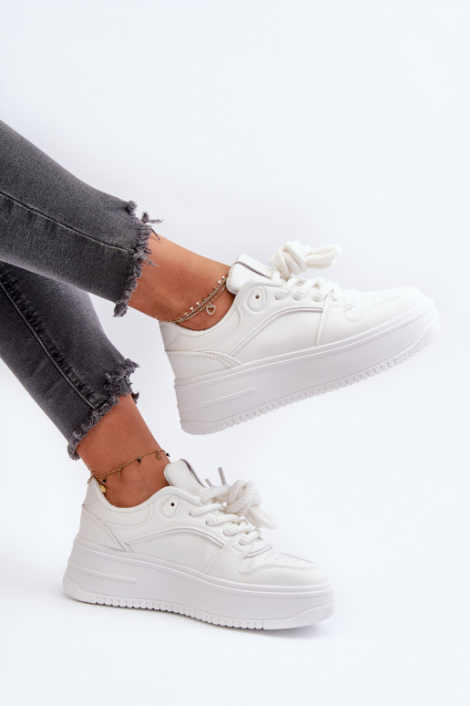 Chaussures modèle baskets avec plateforme en cuir écologique de couleur blanc Vhisper