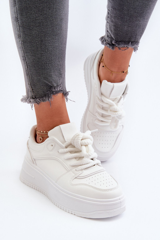 Chaussures modèle baskets avec plateforme en cuir écologique de couleur blanc Vhisper