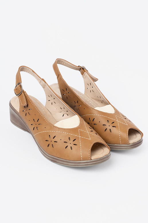 couleur caramel ajouré des sandales sur un coin