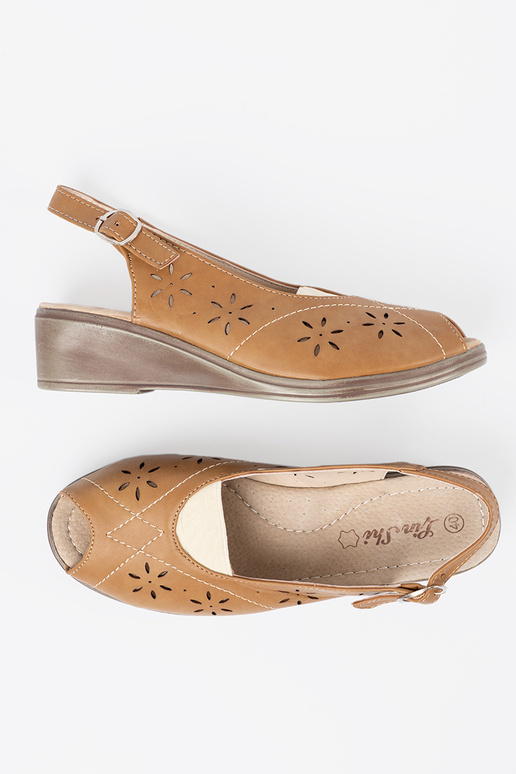 karamel kleuren opengeInerkt sandalen op een Inig