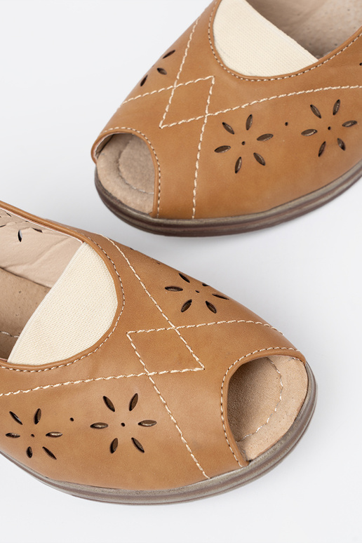 Karamellfarbe durchbrochen Sandalen auf einem Keil