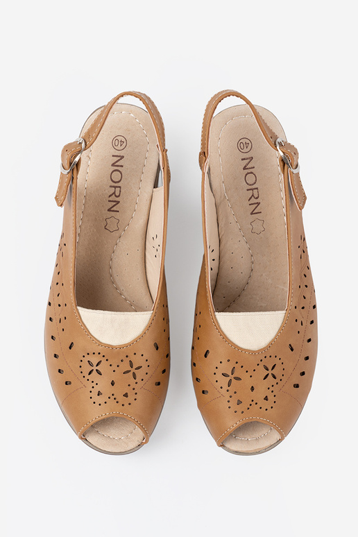 mit durchbrochenen Elementen Sandalen karmeloZue auf einem Keil