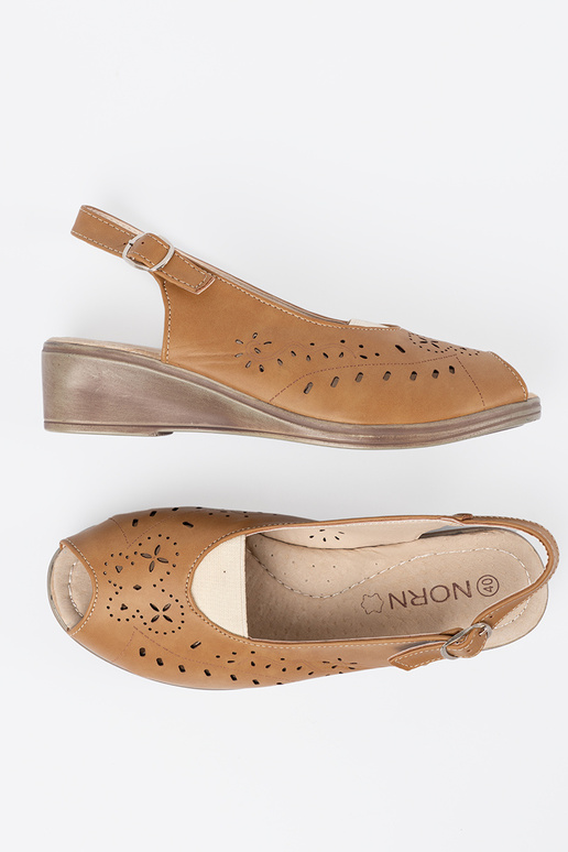 avec des éléments ajourés des sandales karmeloÀe sur un coin