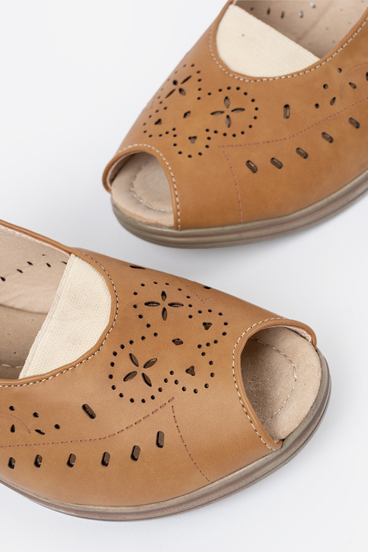 avec des éléments ajourés des sandales karmeloÀe sur un coin