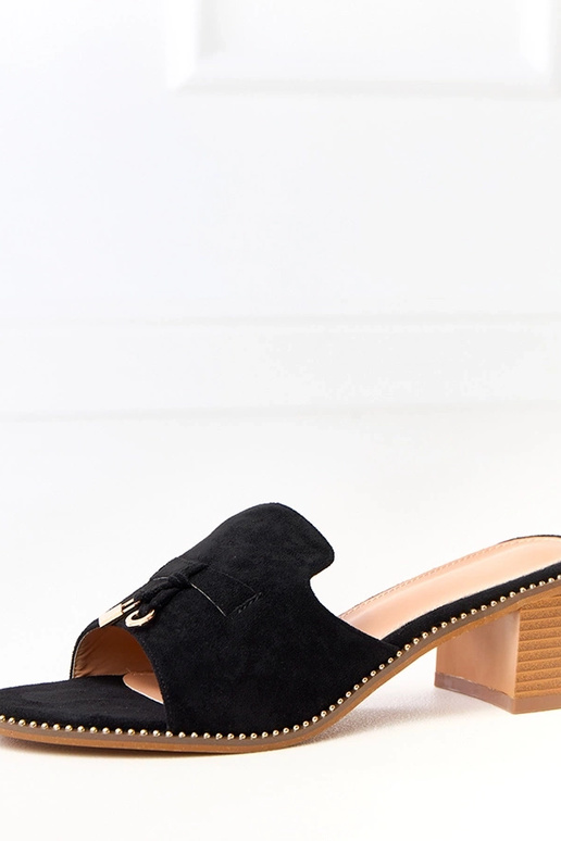 Chaussons noirs à talon avec... Chaussons noirs à talon avec...