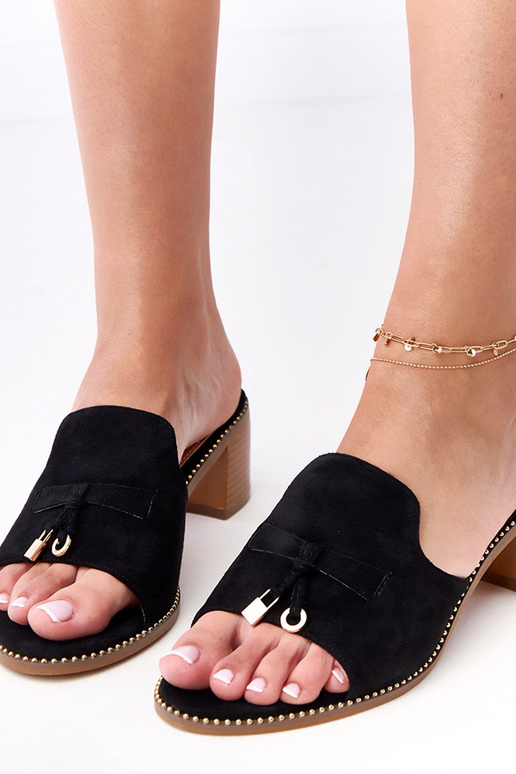 Chaussons noirs à talon avec... Chaussons noirs à talon avec...