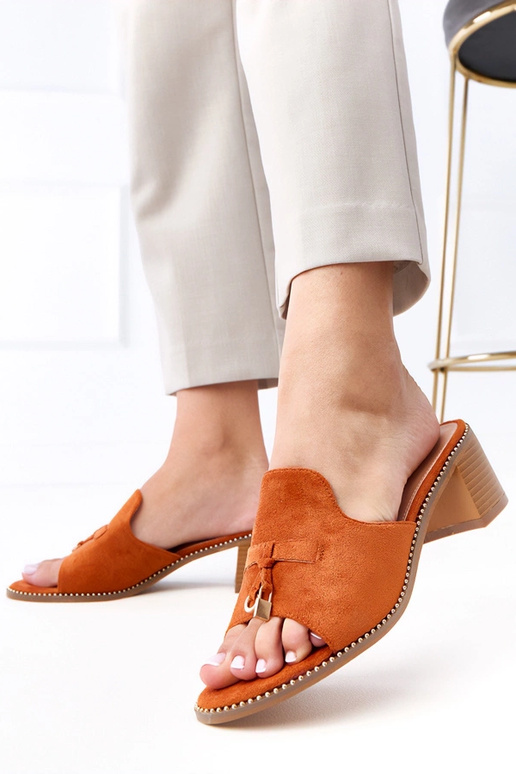 Bruine slippers met hak en versiering... Bruine slippers met hak en versiering...