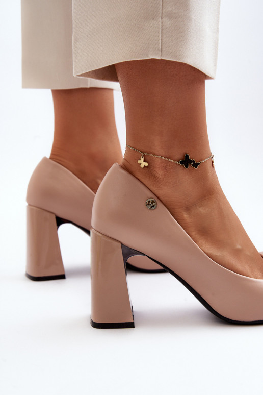 Chaussures avec des talons avec des rubans beige Ariemessa