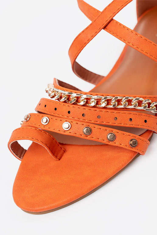 couleur orange des sandales boho avec des rivets couleur orange des sandales boho avec des rivets