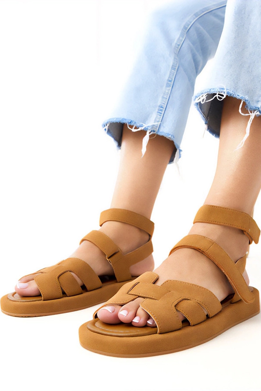 Rote Sandalen mit Knöchelverschluss... Rote Sandalen mit Knöchelverschluss...