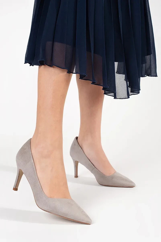 graue Farbe High Heels auf einem hohen Absatz