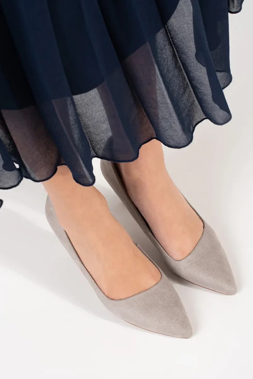 graue Farbe High Heels auf einem hohen Absatz