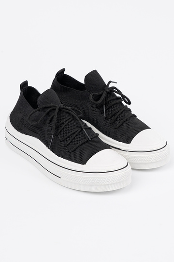 Un modèle convaincant chaussures couleur noire z ozdobnym lacetsm