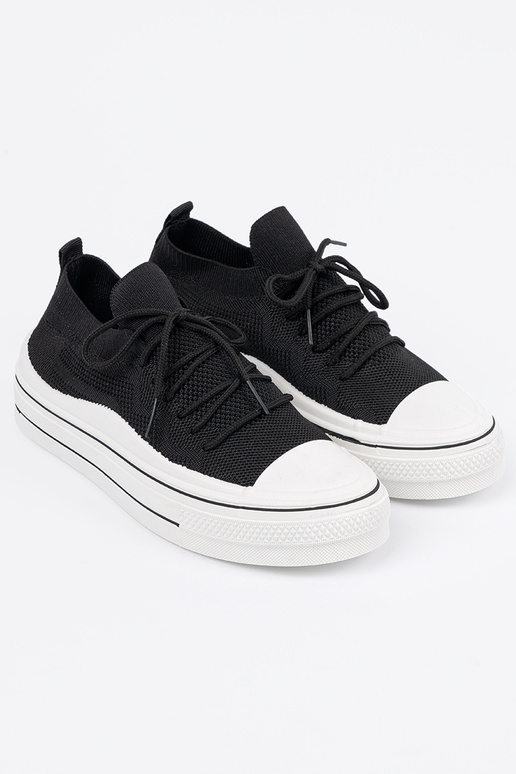 Un modèle convaincant chaussures couleur noire z ozdobnym lacetsm