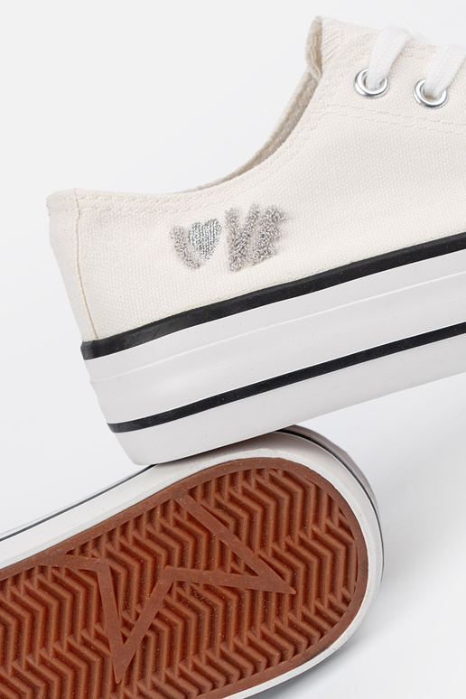 chaussures décontractées couleur blanche avec une note Love