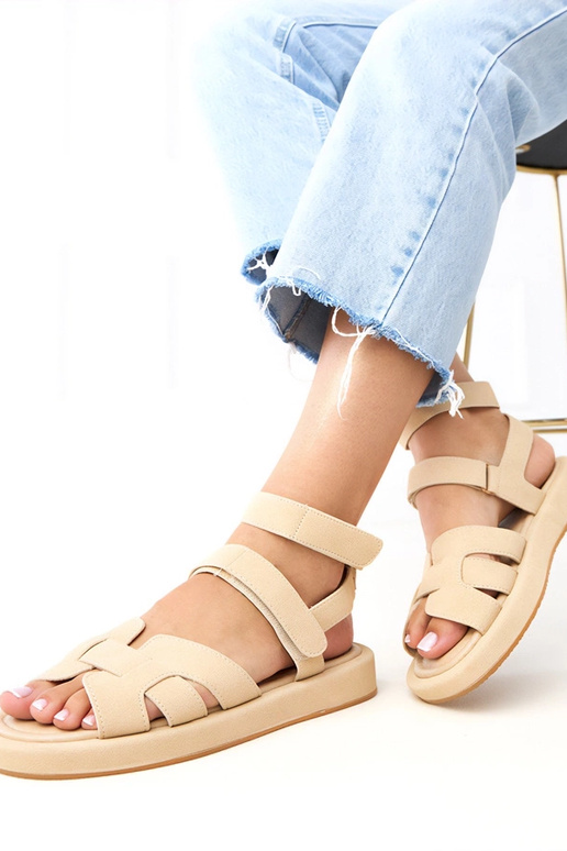 Zandkleurige sandalen met sluiting... Zandkleurige sandalen met sluiting...