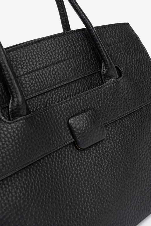 Ein Klassiker Handtasche SchZuarz auf dem Seitenstreifen